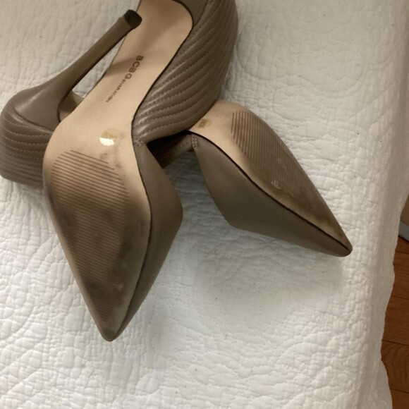 BCBGeneration high hills pumps size 6.5 - Picture 2 of 4
